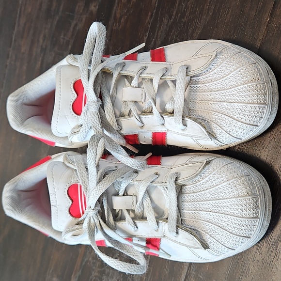 ADIDAS ORIGINALS SUPERSTARS w/ Heart Graphic, Youth Size 3 - Picture 10 of 15